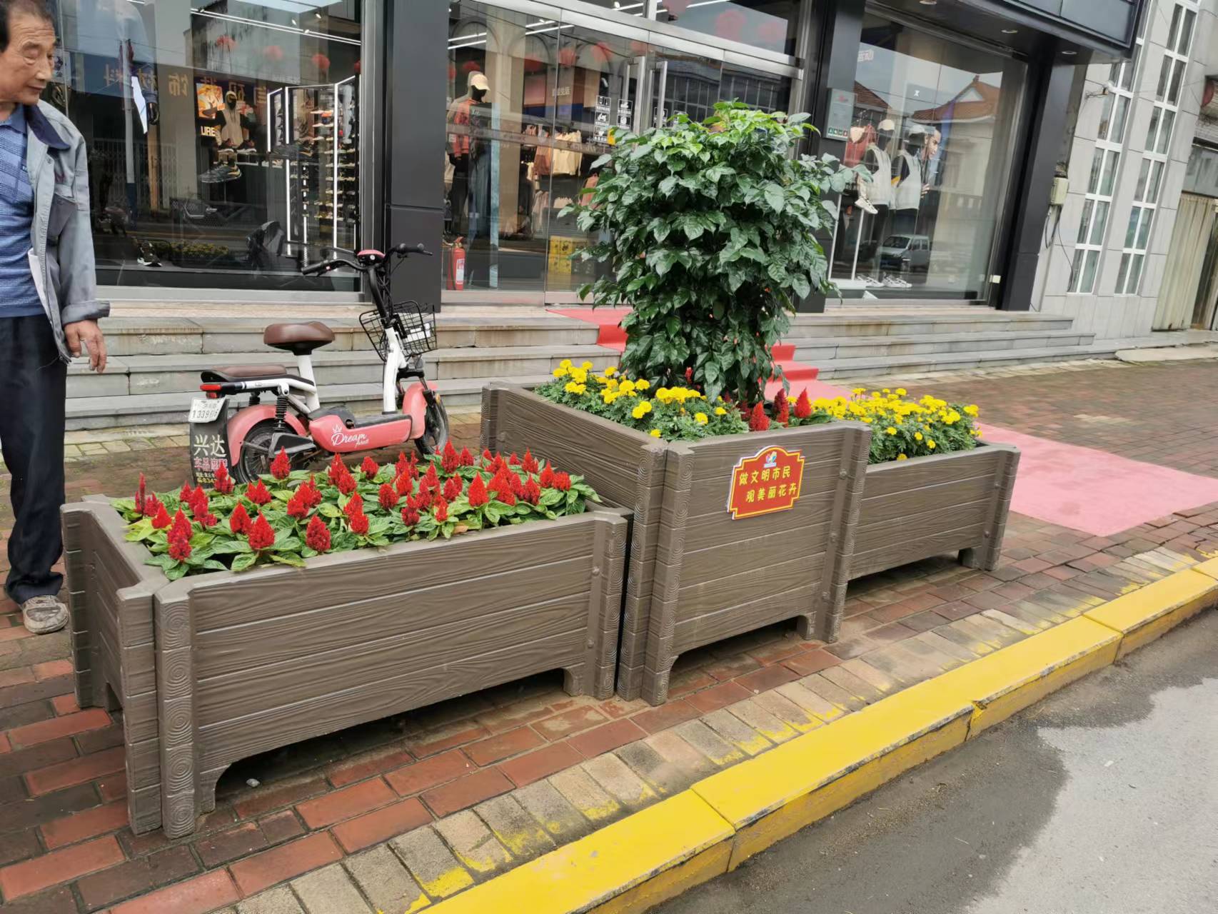 隔離帶仿木花箱使用有哪些作用？